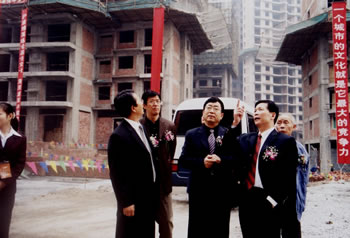 余秋雨旅行上海城工地（2005年）  1.jpg